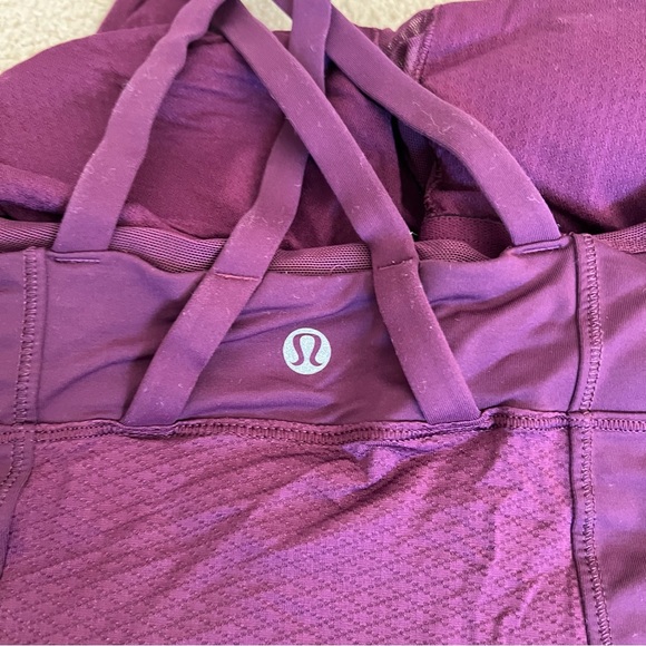 Lululemon tank top with built in bra. Size 6? - Picture 2 of 3